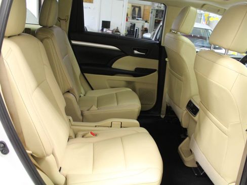 Used 2019 Toyota Highlander XLE AWD/4WD image 31