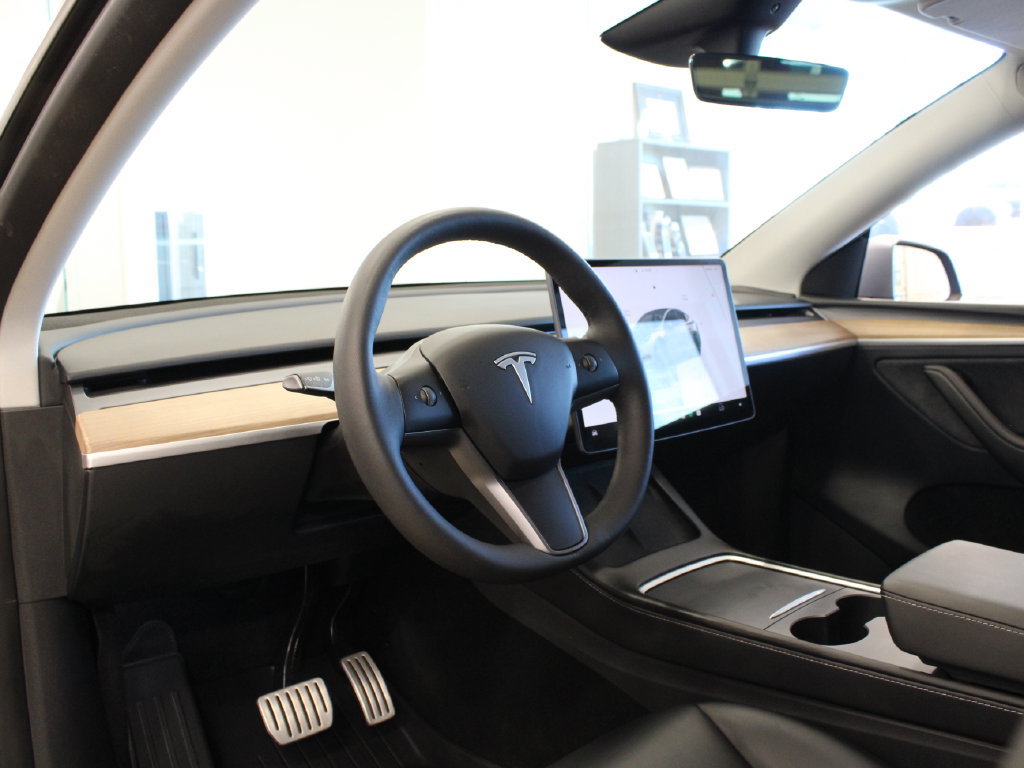 Used 2025 Tesla Model Y Performance AWD/4WD image 16