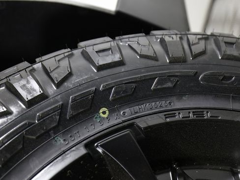 Used 2026 Chevrolet Suburban Z71 w/ Comfort Package image 50