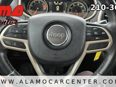 Used 2017 Jeep Cherokee Latitude AWD/4WD image 37