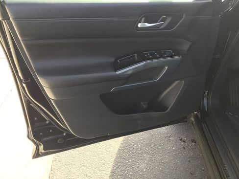 Used 2025 Nissan Pathfinder SL image 9