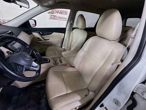 Used 2020 Nissan Rogue SV image 24