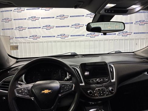 Used 2020 Chevrolet Malibu LT FWD image 2