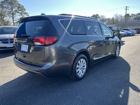 Used 2017 Chrysler Pacifica Touring-L image 6