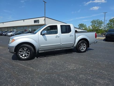 Used 2015 Nissan Frontier SL w/ Moonroof Package AWD/4WD image 3