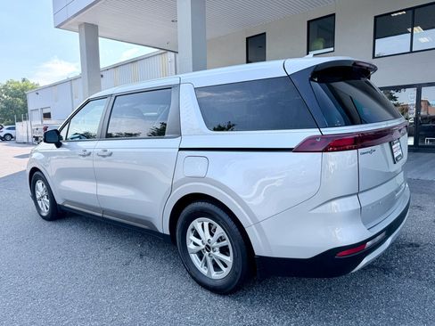 Used 2023 Kia Carnival LX FWD image 7