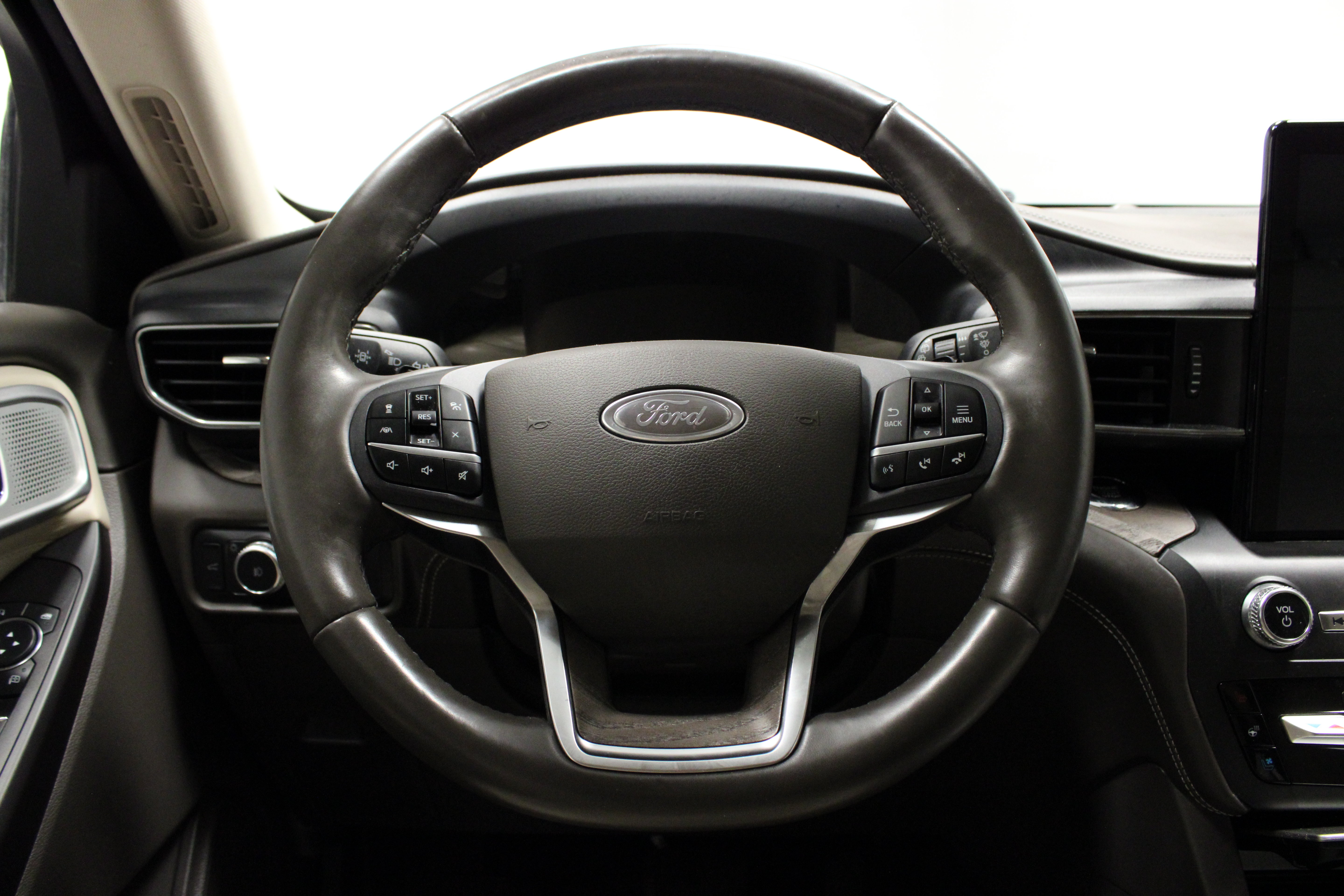 Used 2020 Ford Explorer Platinum w/ Premium Technology Package AWD/4WD image 24