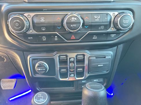 Used 2021 Jeep Gladiator Willys image 12