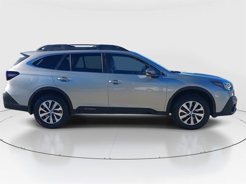 Used 2020 Subaru Outback Premium image 8
