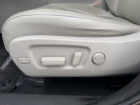 Used 2018 Toyota Highlander XLE FWD image 11