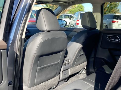 Used 2021 Nissan Rogue SV w/ Premium Package image 16