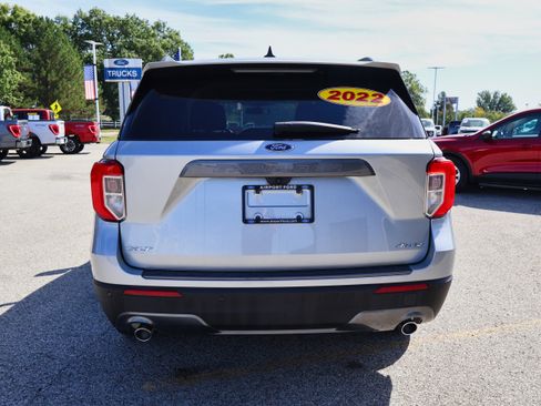 Used 2022 Ford Explorer XLT w/ Equipment Group 202A image 4