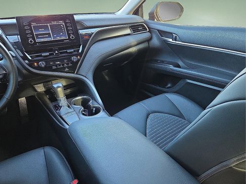 Used 2024 Toyota Camry SE image 12