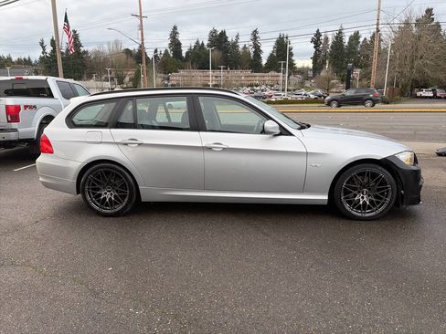 Used 2011 BMW 328i xDrive Wagon image 12