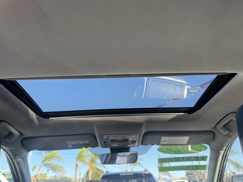 Used 2019 Toyota Highlander SE FWD image 25