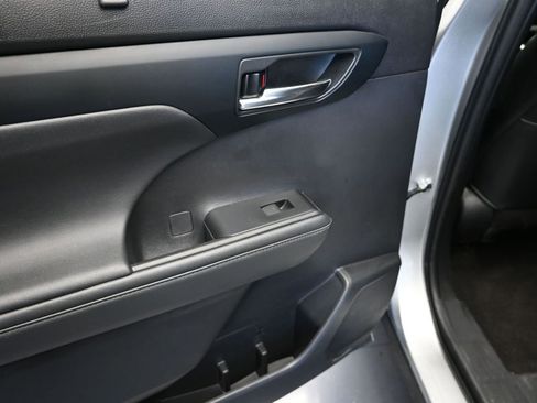 Used 2023 Toyota Highlander XLE image 17