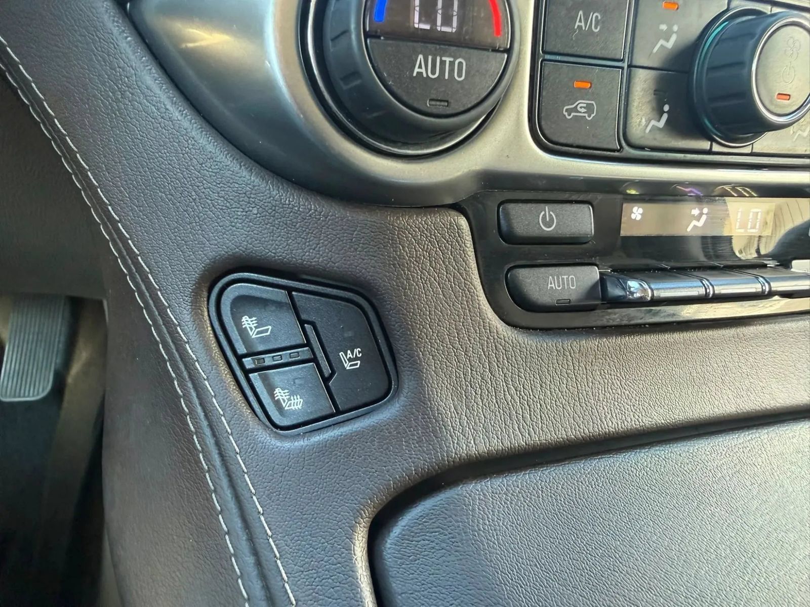 Used 2015 Chevrolet Suburban LTZ AWD/4WD image 30