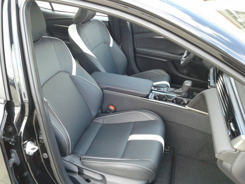 Used 2025 Toyota Camry SE w/ Convenience Package image 9