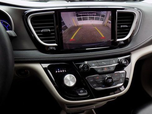 Used 2023 Chrysler Pacifica Touring-L image 19