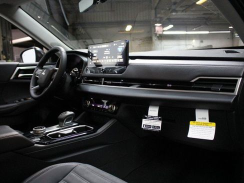 New 2025 Mitsubishi Outlander SE image 17