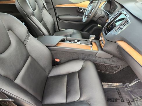 Used 2021 Volvo XC90 T6 Momentum w/ Climate Package image 4