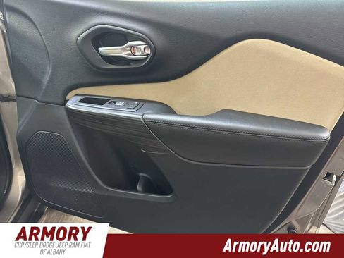 Used 2016 Jeep Cherokee Latitude w/ Comfort/Convenience Group image 40