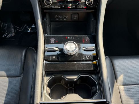 Used 2022 Jeep Grand Cherokee Overland w/ Luxury Tech Group IV AWD/4WD image 25