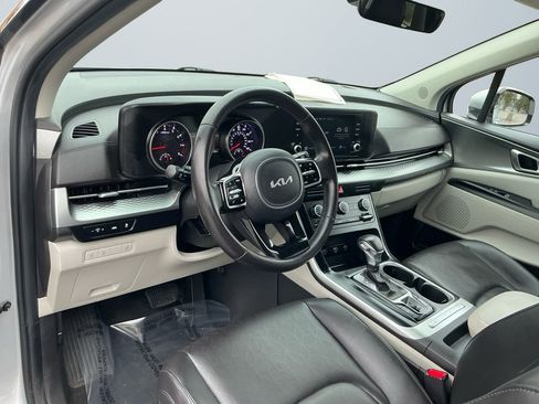 Used 2023 Kia Carnival LX image 10