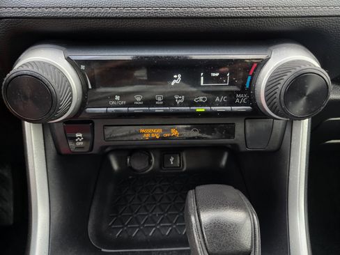 Used 2021 Toyota RAV4 LE FWD image 27