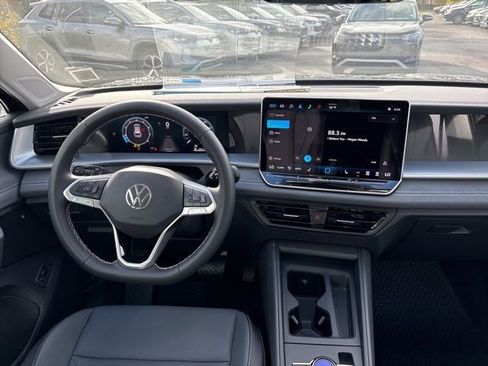 New 2025 Volkswagen Tiguan SE image 10