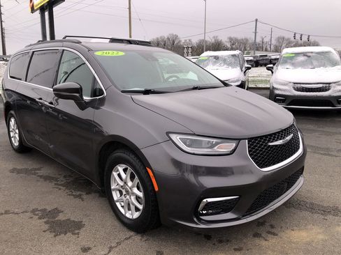 Used 2022 Chrysler Pacifica Touring-L image 7
