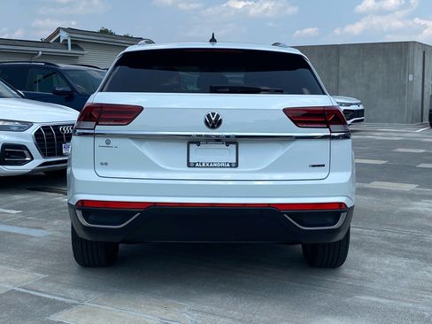 Certified 2023 Volkswagen Atlas Cross Sport SE w/ Panoramic Sunroof Package AWD/4WD image 4