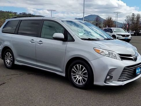 Used 2020 Toyota Sienna XLE image 2