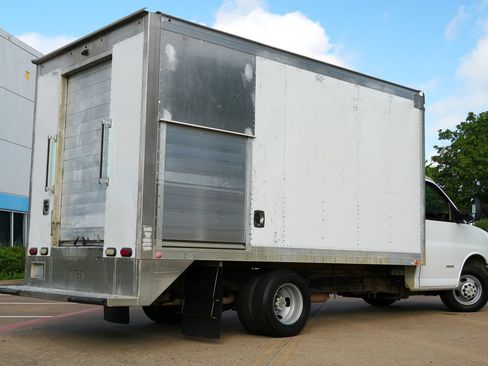 Used 2015 Chevrolet Express 4500 RWD image 4