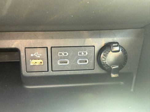 Used 2025 Toyota Highlander LE FWD image 15