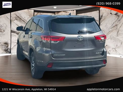 Used 2018 Toyota Highlander XLE AWD/4WD image 5