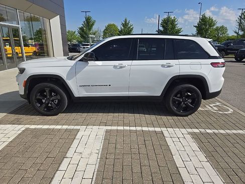 Used 2024 Jeep Grand Cherokee Altitude AWD/4WD image 8