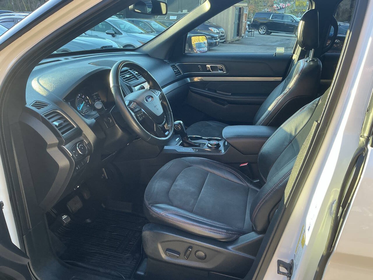 Used 2019 Ford Explorer XLT w/ Equipment Group 202A AWD/4WD image 13