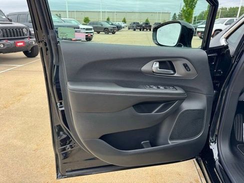 New 2027 Chrysler Pacifica Select FWD image 8