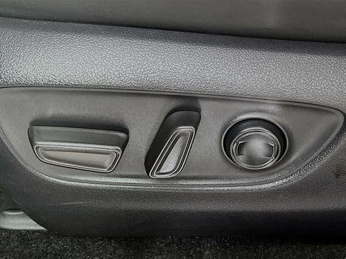 Used 2019 Toyota RAV4 Limited image 16