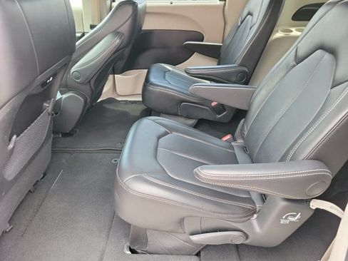 Used 2024 Chrysler Pacifica Touring-L FWD image 15
