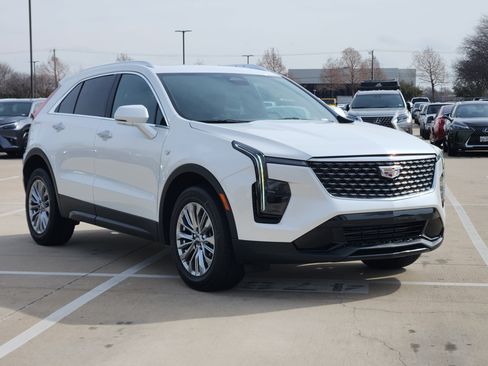 Used 2024 Cadillac XT4 Premium Luxury image 2