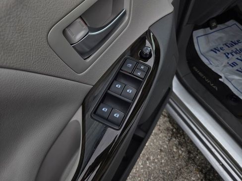 Used 2017 Toyota Sienna XLE AWD/4WD image 13