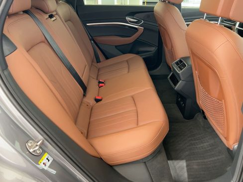 Used 2022 Audi e-tron Premium Plus w/ Premium Plus Package image 34