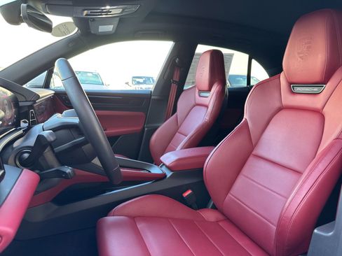 Certified 2025 Porsche Macan Electric image 5