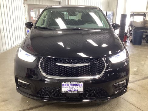 Used 2024 Chrysler Pacifica Limited FWD image 9