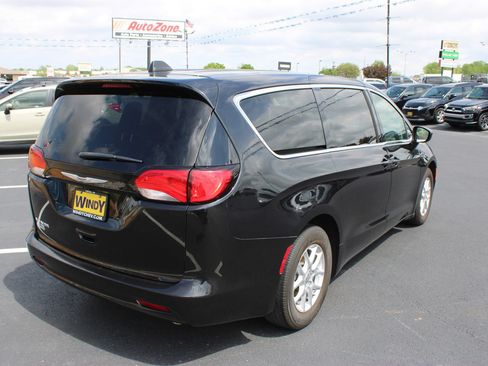 Used 2022 Chrysler Voyager LX FWD image 9