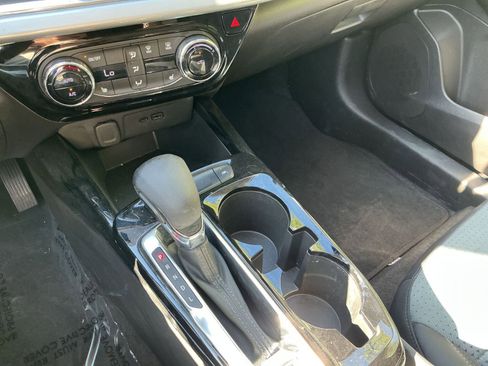 Used 2025 Chevrolet Trax LT w/ LT Convenience Package image 36