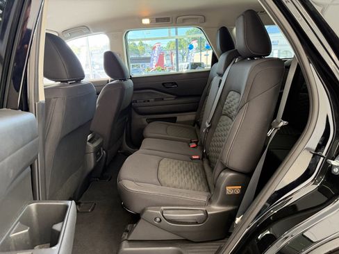 Used 2024 Nissan Pathfinder S image 34