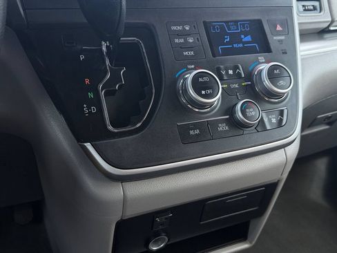 Used 2020 Toyota Sienna LE AWD/4WD image 26